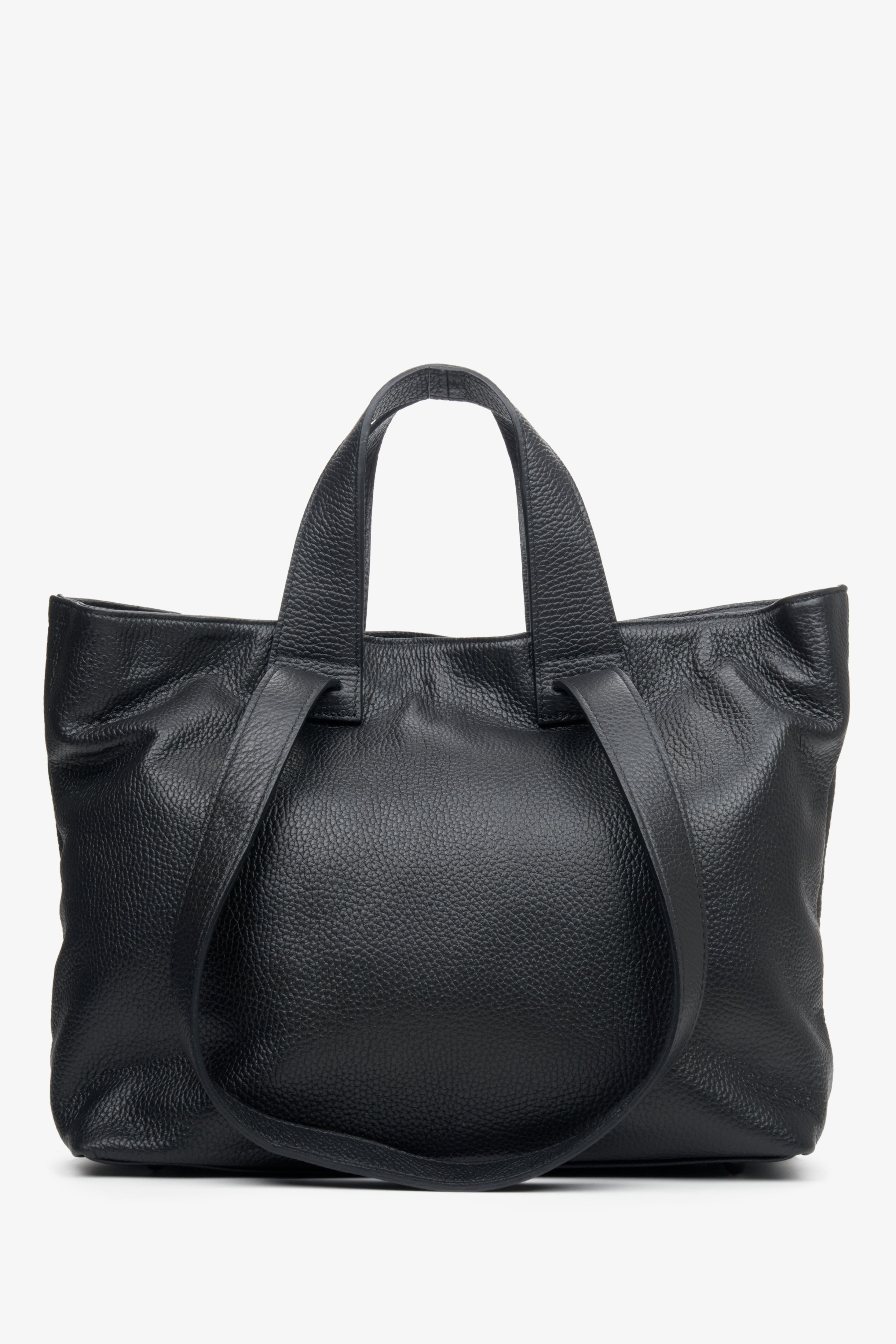 Szyta ręcznie we Włoszech skórzana torebka damska w kolorze czarnym.