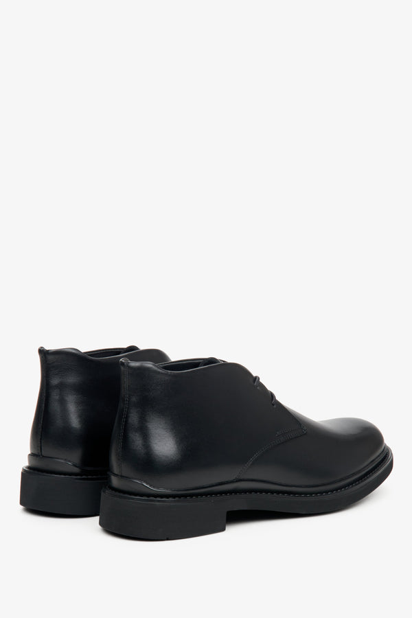 Jesienne botki męskie Estro w kolorze czarnym ze skóry naturalnej - zbliżenie na zapiętek i linię boczną buta.
