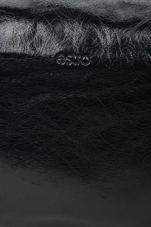 Czarna skórzana torebka damska lakierowana na ramię - zbliżenie na detale.