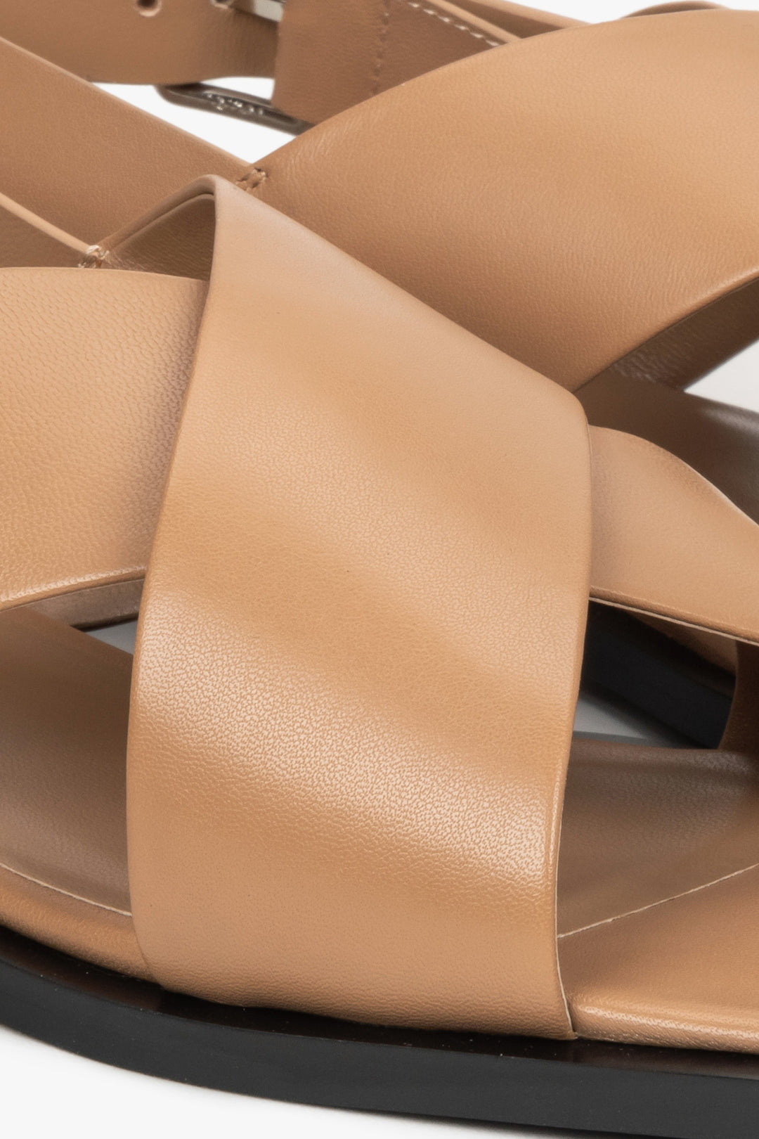 Skórzane sandały damskie w kolorze brązowym Estro - zbliżenie na detale.