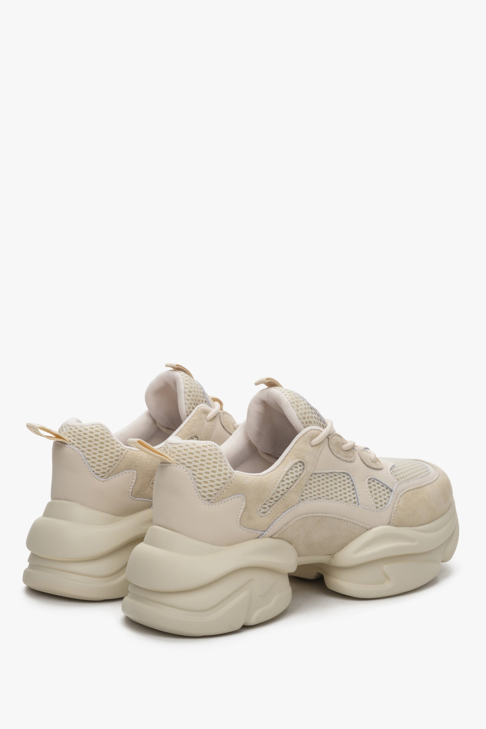Beżowe welurowe sneakersy damskie na grubej podeszwie Estro - zbliżenie na tył modelu.