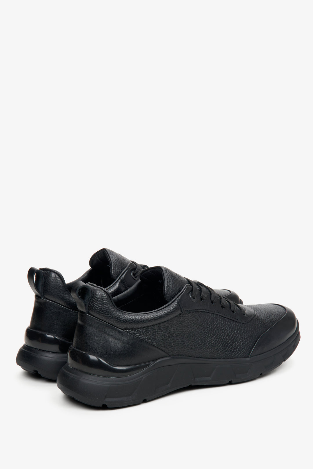 Czarne sneakersy męskie z teksturowanej skóry naturalnej Estro - zbliżenie na linię boczną i zapiętek butów.
