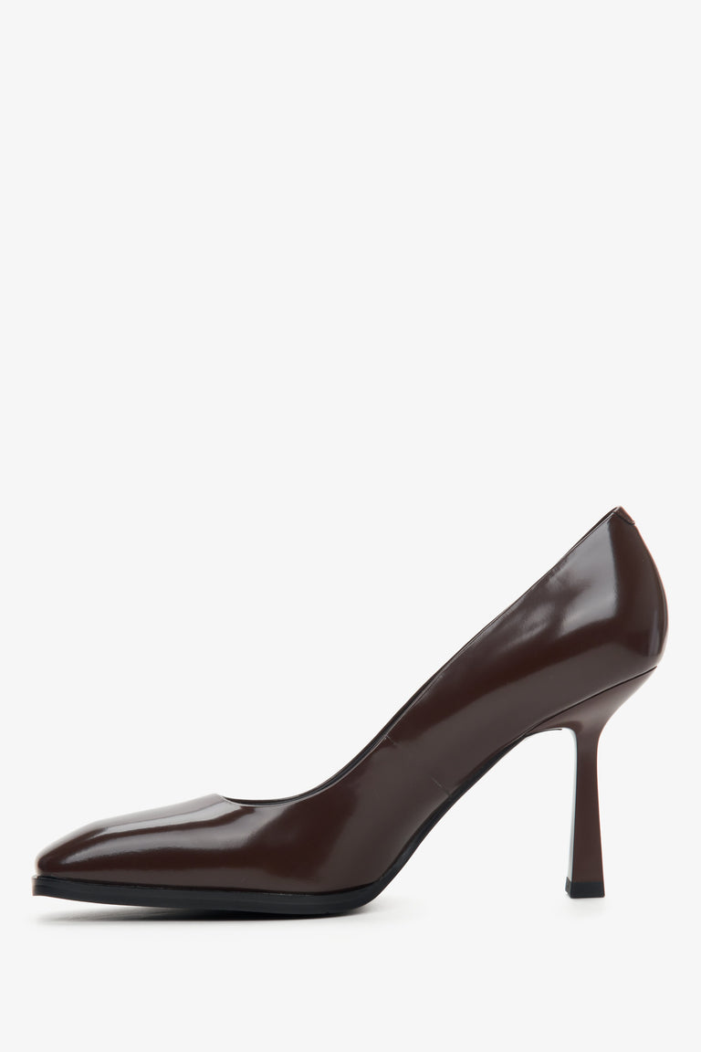 Skórzane ciemnobrązowe buty damskie na obcasie Estro - profil buta.