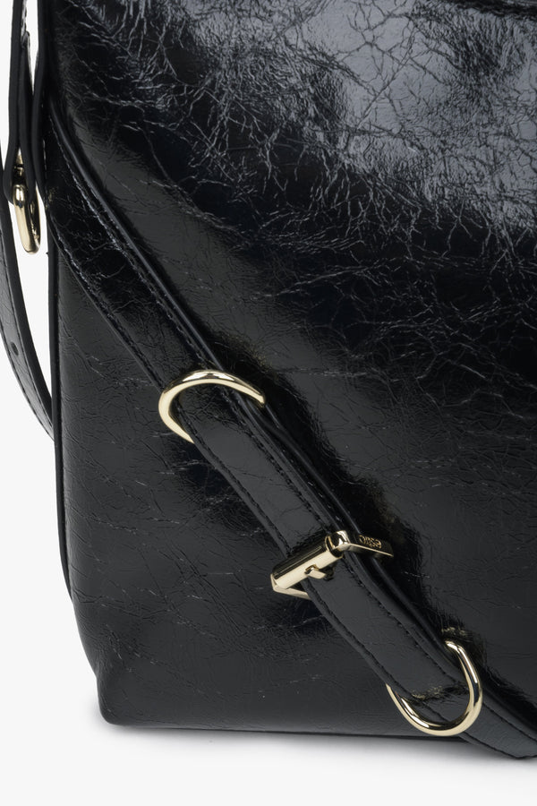 Skórzana torebka damska na ramię w kolorze czarnym Estro - zbliżenie na detal.