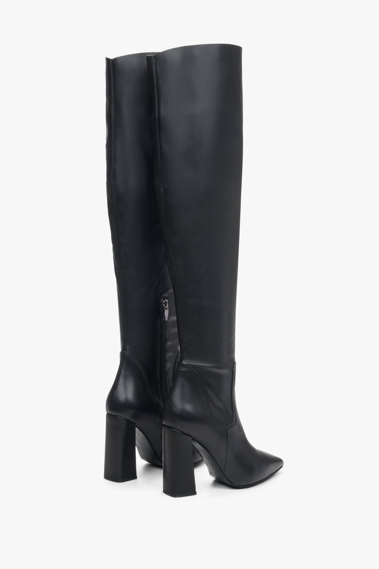 Wysokie, skórzane kozaki damskie Estro w kolorze czarnym - zbliżenie na tył i bok butów.