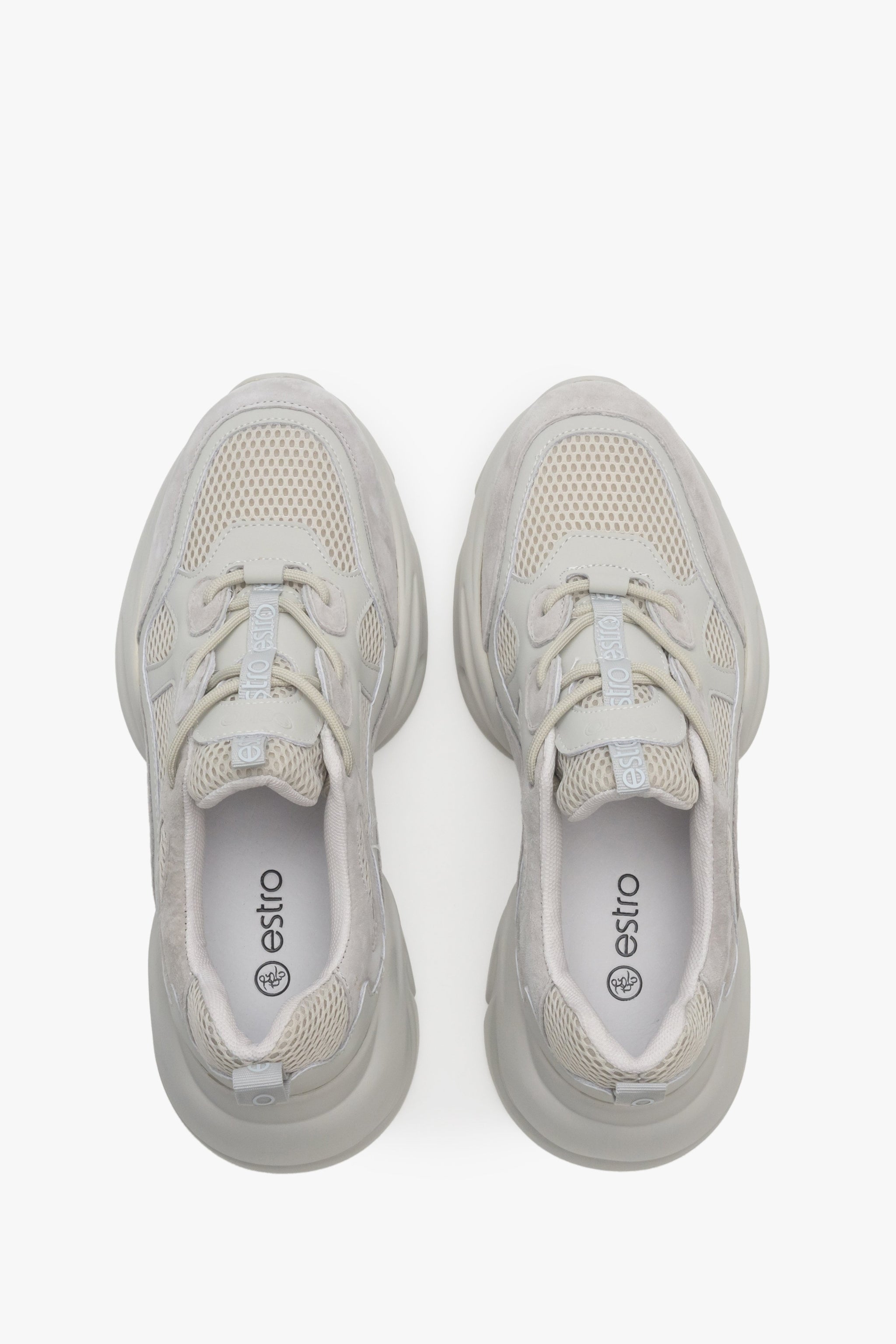 Welurowe szare sneakersy damskie z siateczką Estro - prezentacja modelu z góry.