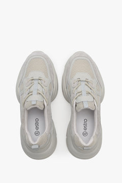 Welurowe szare sneakersy damskie z siateczką Estro - prezentacja modelu z góry.