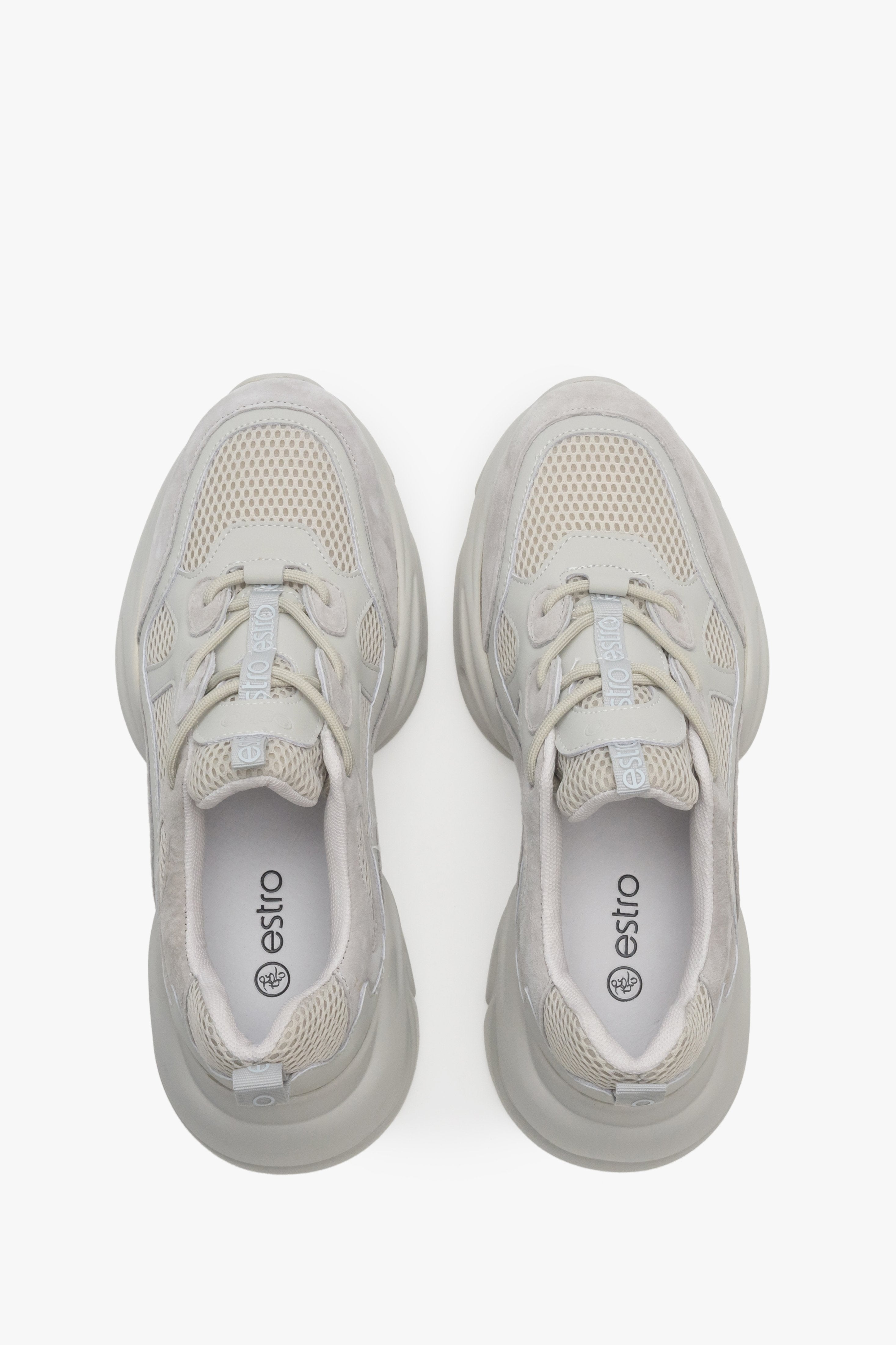 Welurowe szare sneakersy damskie z siateczką Estro - prezentacja modelu z góry.