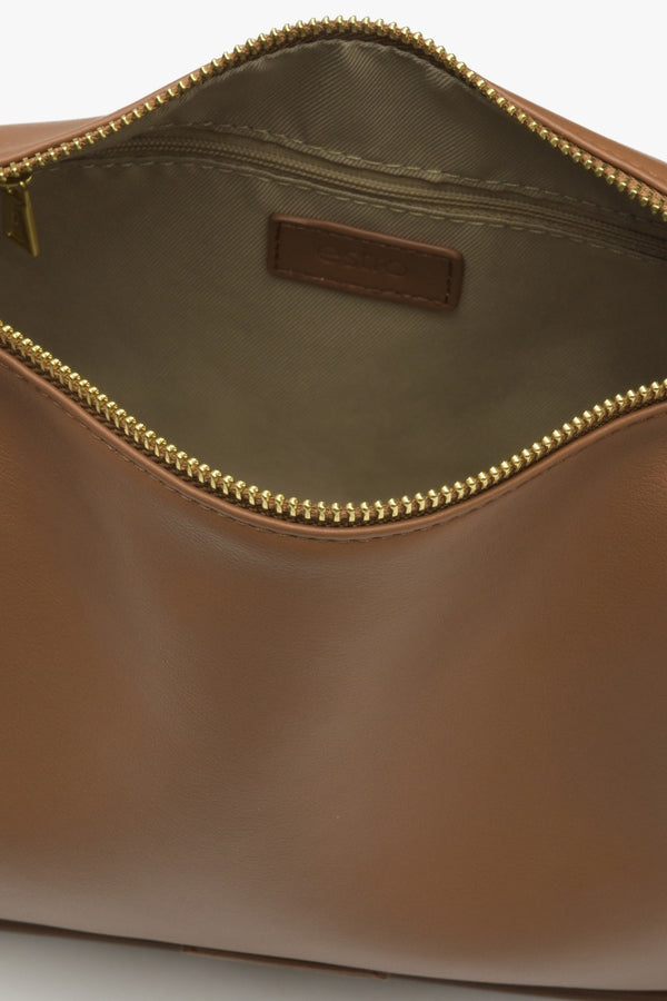 Skórzana torebka damska w kolorze brązowym Estro - zbliżenie na wnętrze modelu.