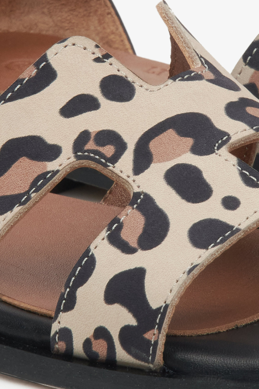 Damskie skórzane sandały ze zwierzęcym wzorem Estro - zbliżenie na detal.