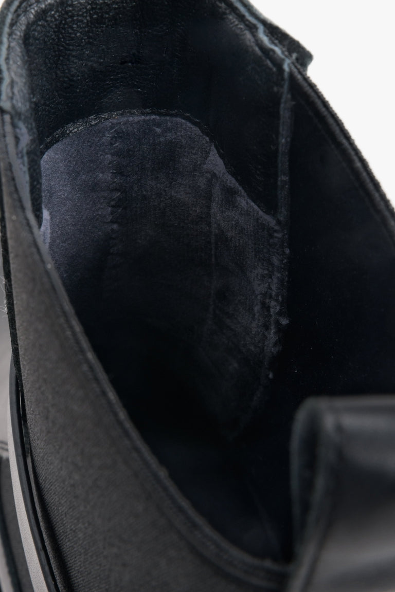 Skórzane botki damskie czarne Estro z ozdobnym paskiem - zbliżenie na wnętrze modelu.