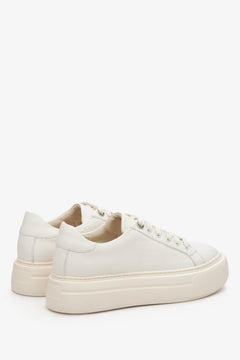 Damskie skórzane trampki Estro w kolorze jasnobeżowym - zbliżenie na linię boczną i zapiętek.