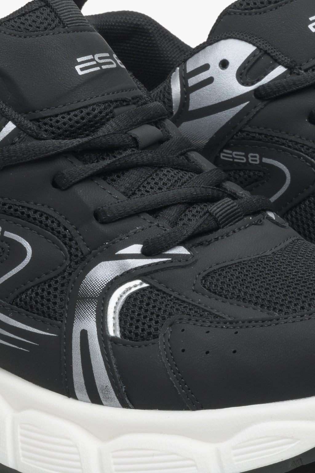 Czarne sneakersy damskie ze srebrnymi detalami ES 8 - zbliżenie na linię szwów.