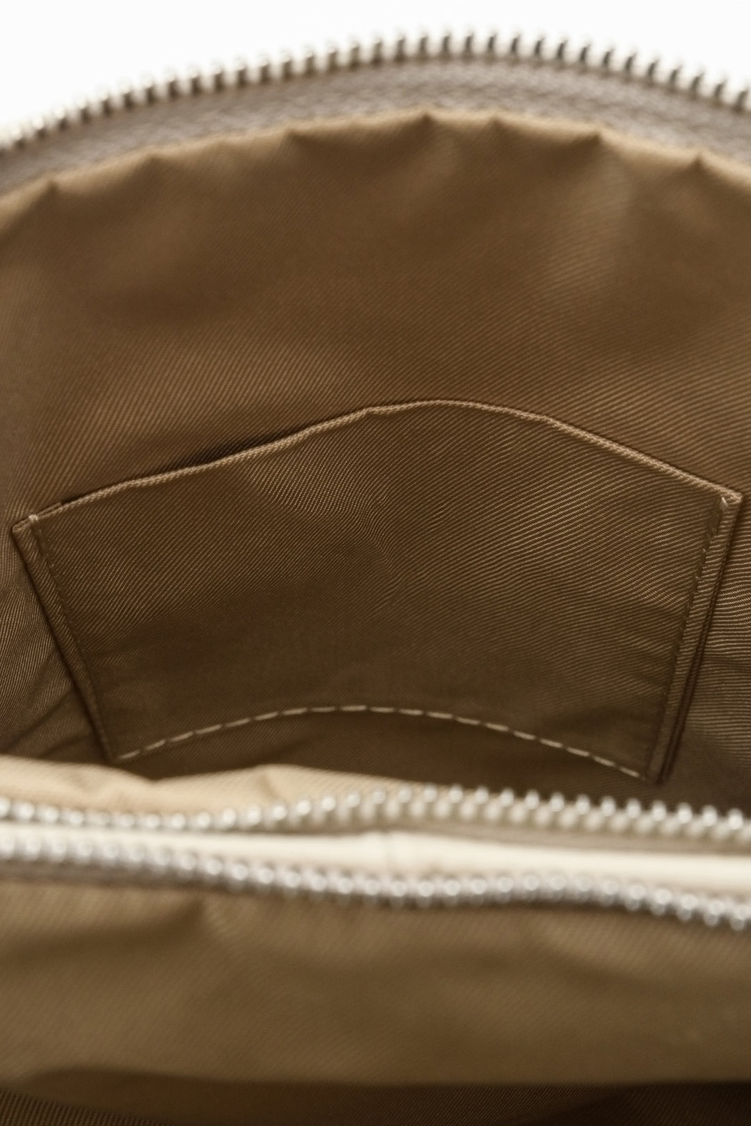 Damski, skórzany plecak Estro w kolorze jasnobeżowym - zbliżenie na kieszenie wewnętrzne.