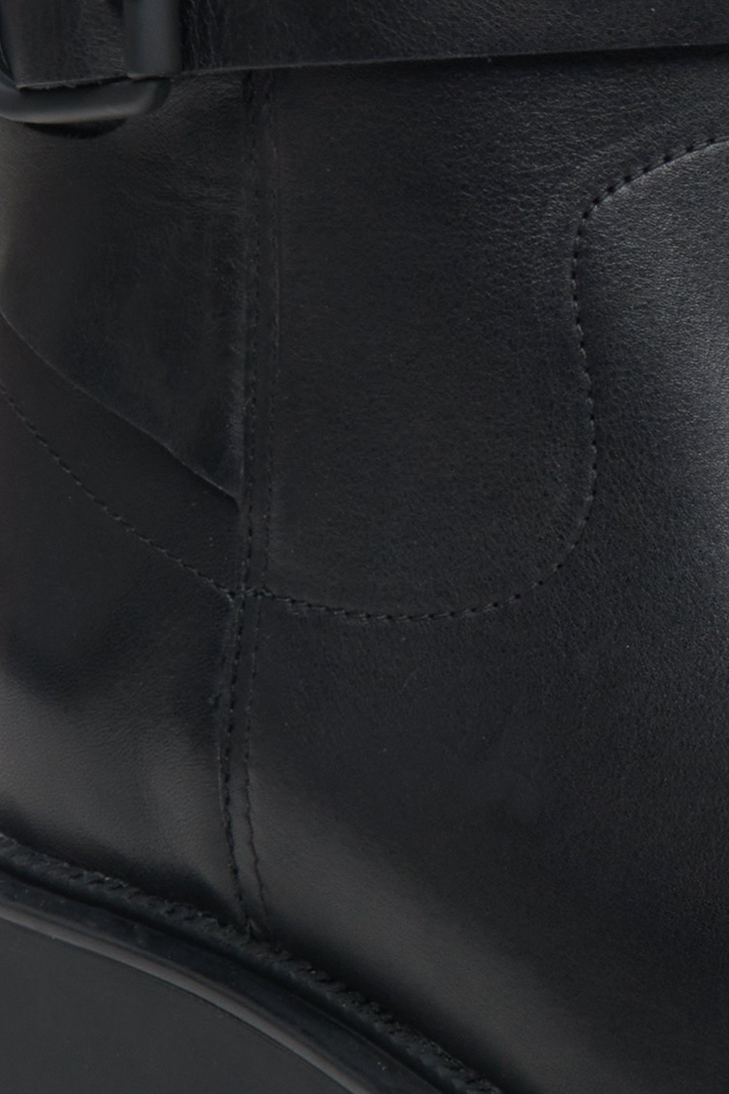 Skórzane botki damskie w kolorze czarnym z miękką cholewą Estro - zbliżenie na detale.