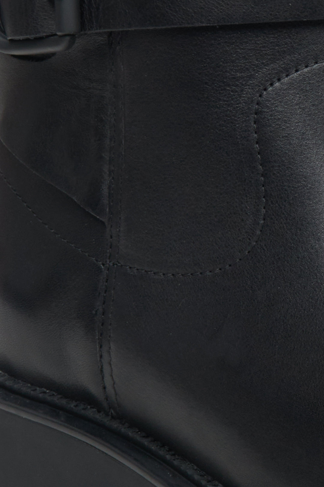 Skórzane botki damskie w kolorze czarnym z miękką cholewą Estro - zbliżenie na detale.