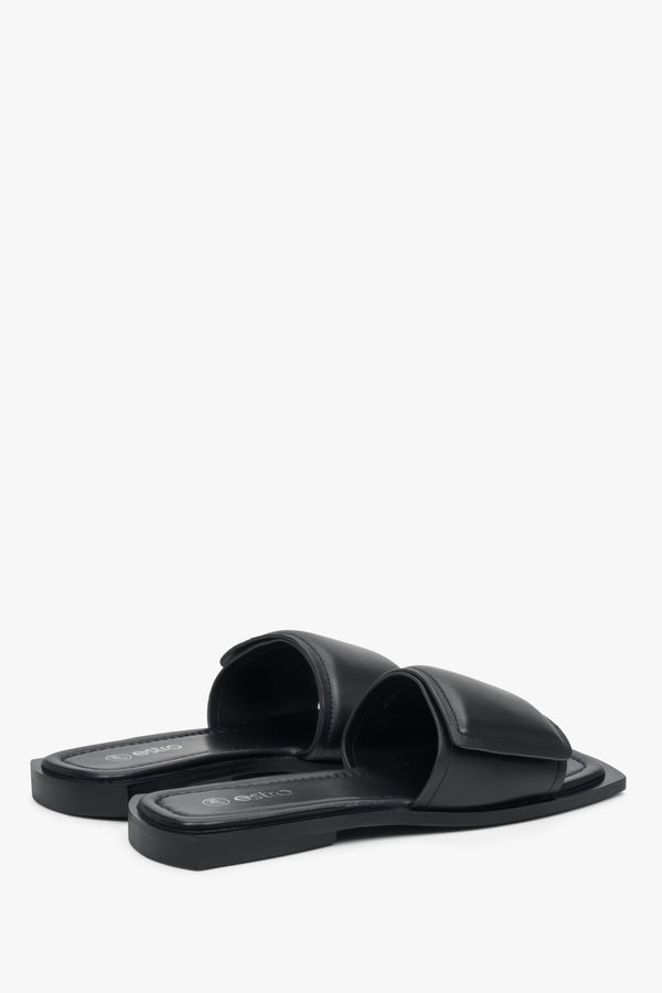Czarne, skórzane klapki damskie na płaskim obcasie Estro - zbliżenie na linię boczną i tylną część buta.