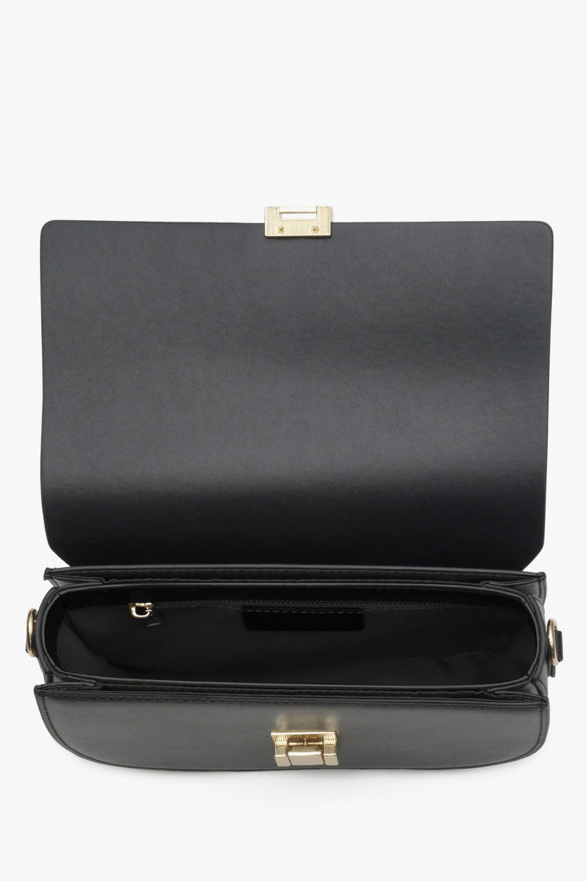 Skórzana czarna torebka damska na ramię - zbliżenie na wnętrze