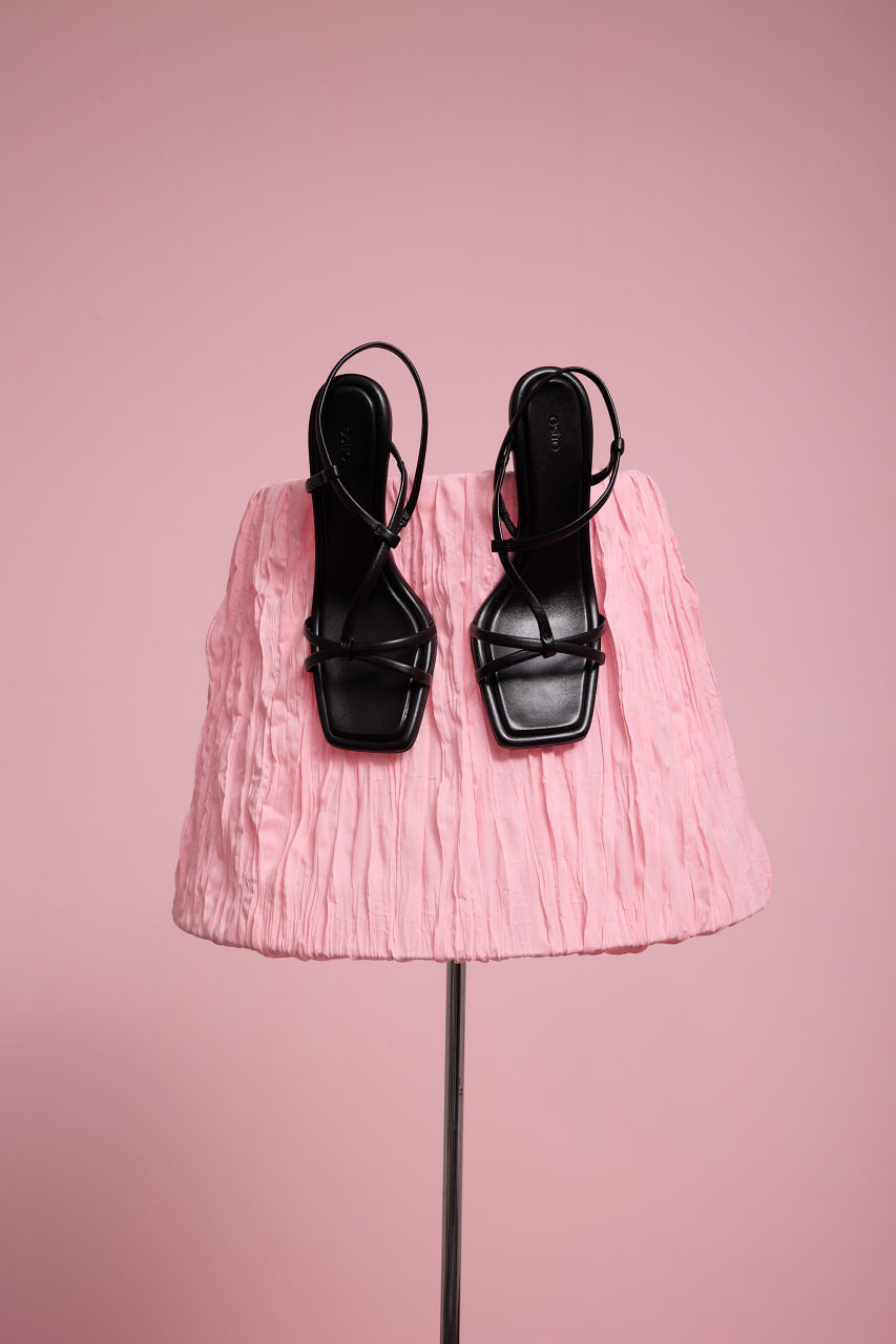 Czarne sandałki damskie na wysokim obcasie wykonane z naturalnej skóry, eleganckie i stylowe, idealne na specjalne okazje ER00116895