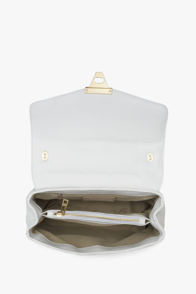 Mała, biała torebka damska z pikowaniem i złotym łańcuszkiem Estro - zbliżenie na wnętrze modelu.