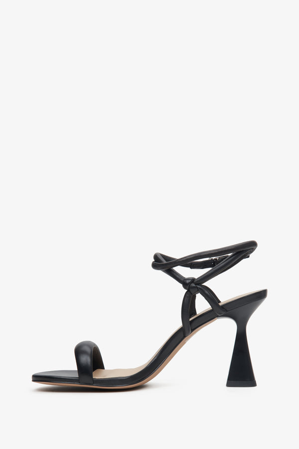 Eleganckie, czarne sandały damskie na obcasie kielichowym Estro - profil butów.
