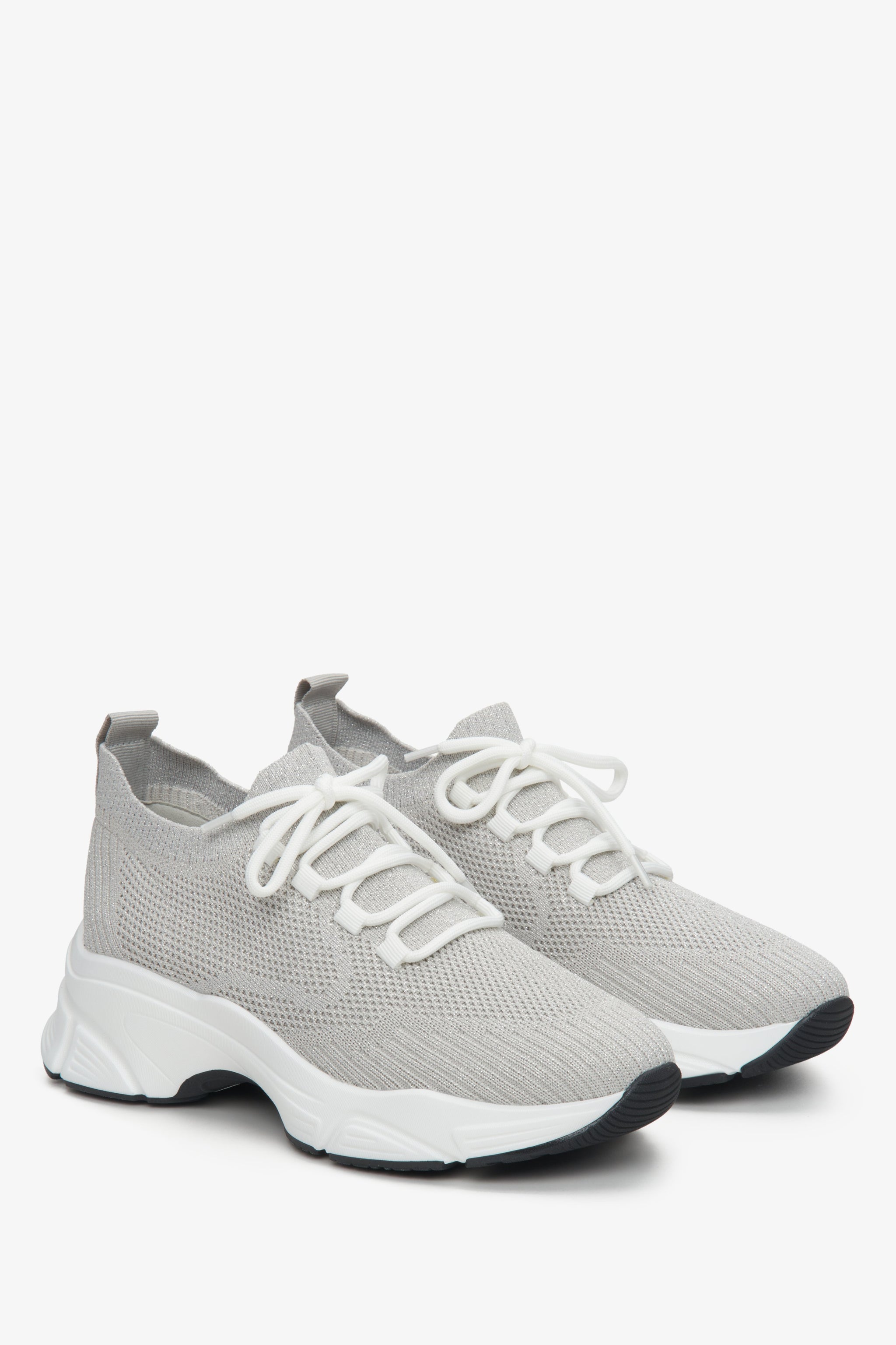 Letnie sneakersy damskie Estro z siateczki w kolorze szarym.