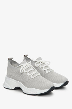 Letnie sneakersy damskie Estro z siateczki w kolorze szarym.