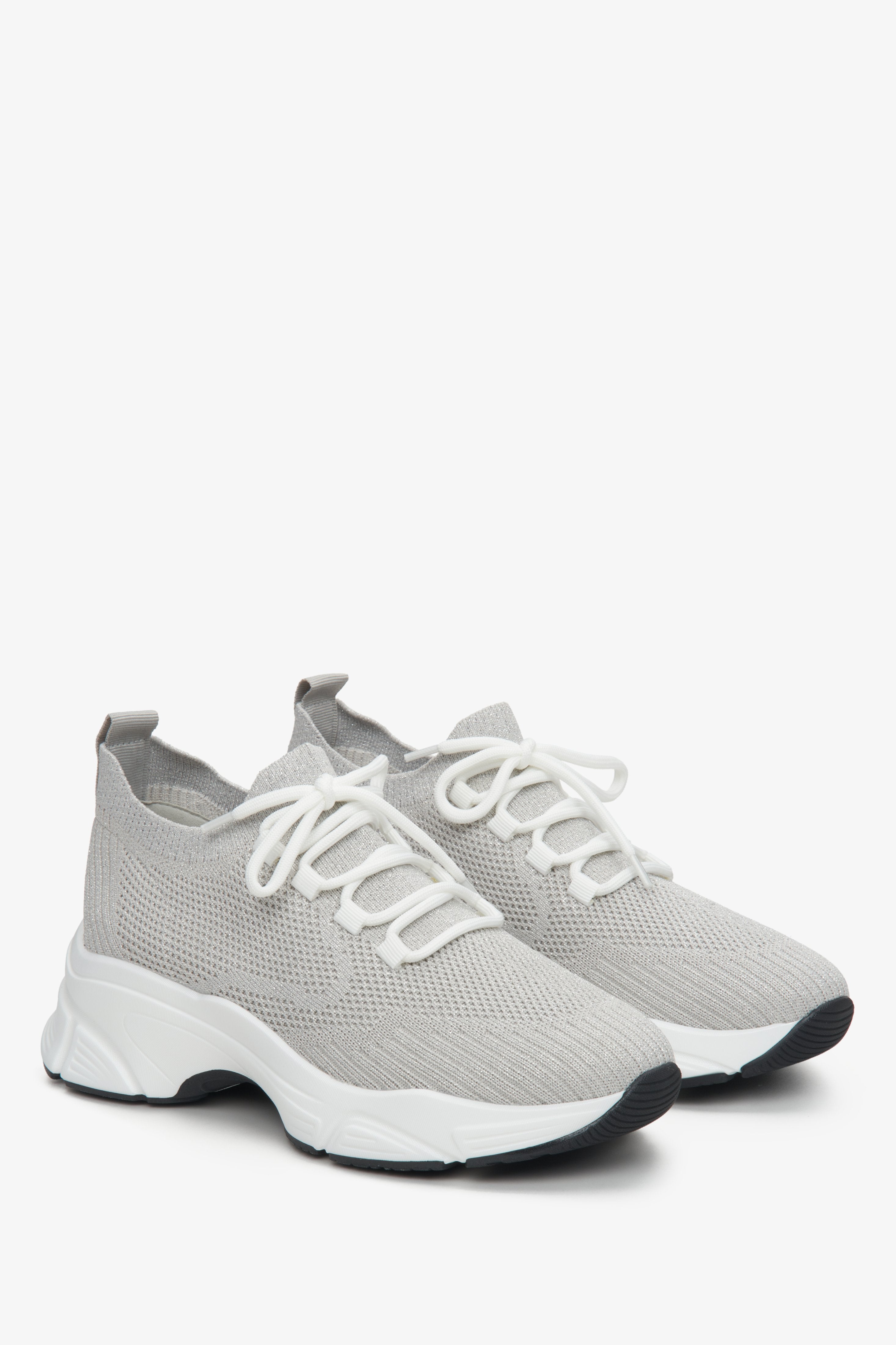Letnie sneakersy damskie Estro z siateczki w kolorze szarym.
