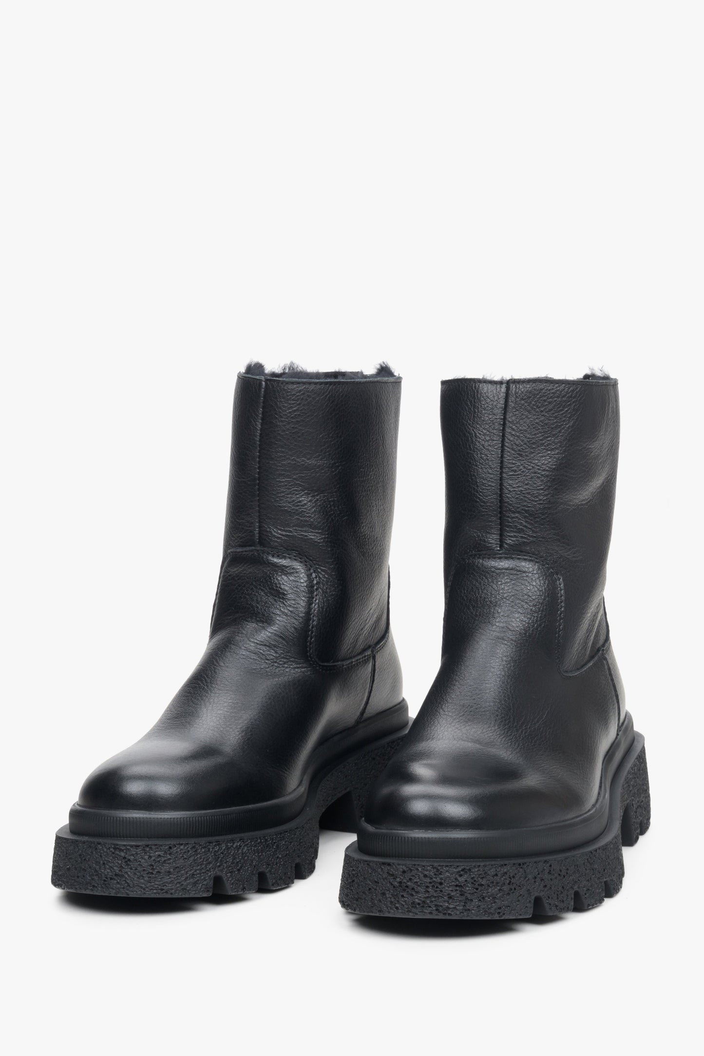 Damskie, skórzane botki na zimę w kolorze czarnym Estro - zbliżenie na czubek buta.