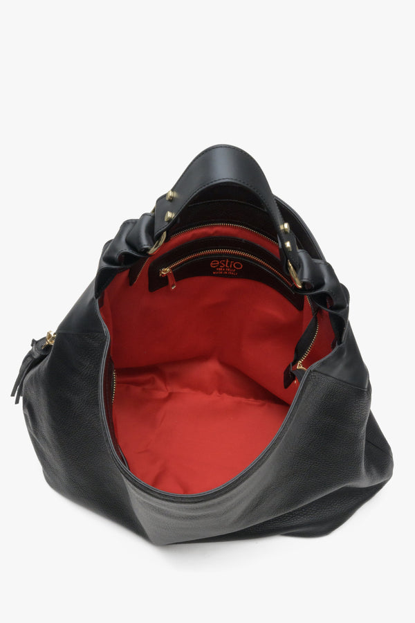 Skórzana torba damska hobo w kolorze czarnym - zbliżenie na wnętrze modelu.