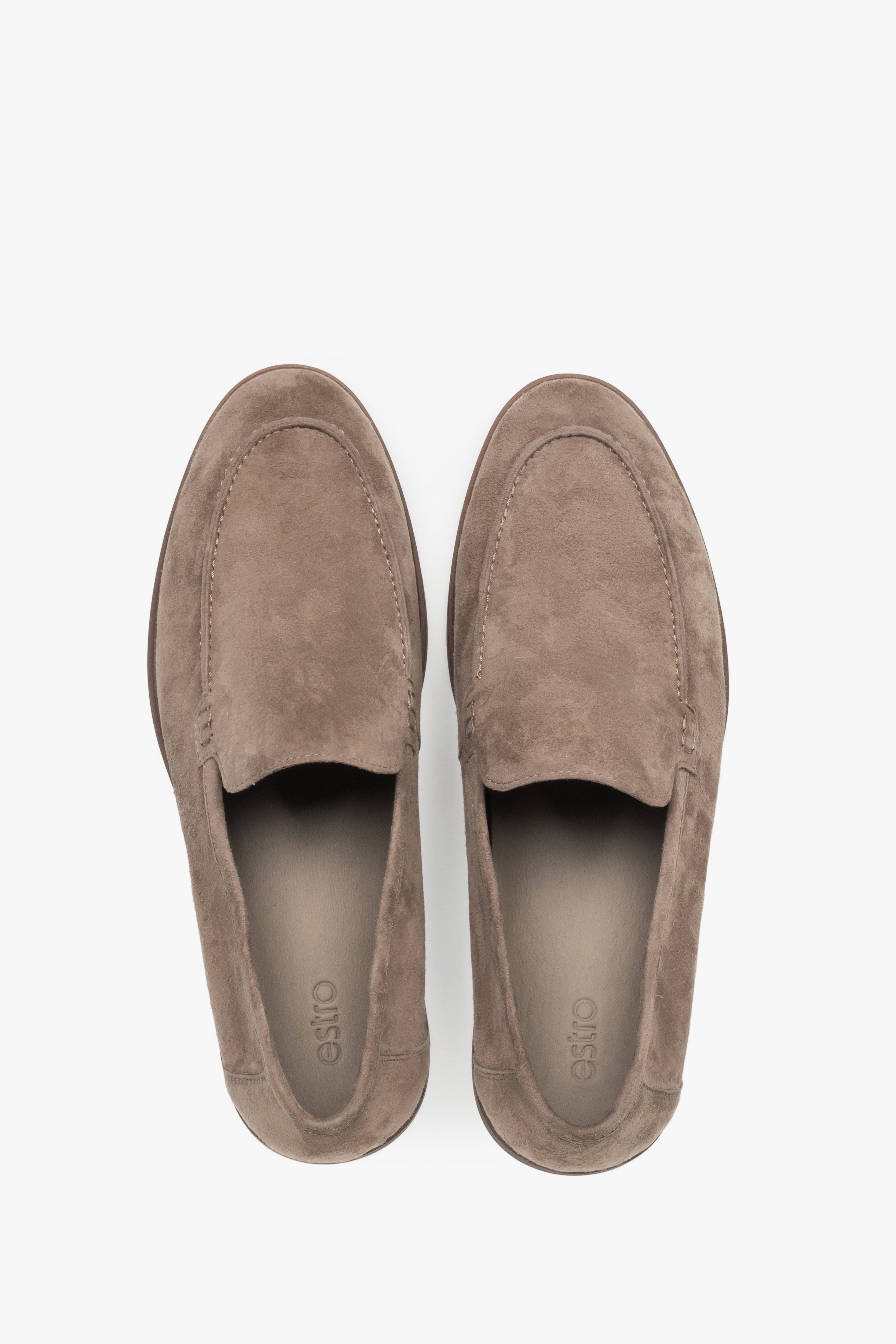 Podłużne loafersy męskie z weluru naturalnego w kolorze khaki.