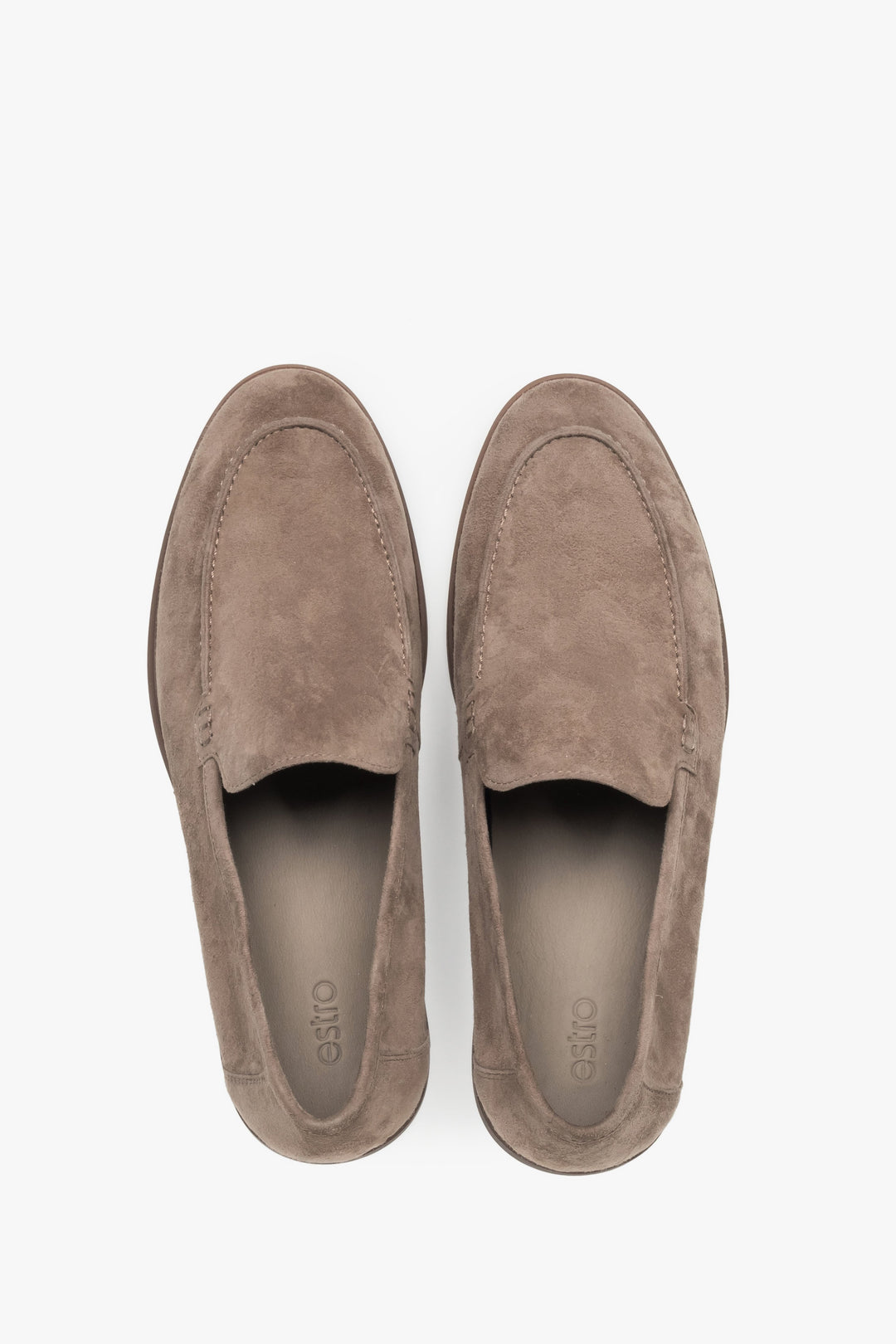 Podłużne loafersy męskie z weluru naturalnego w kolorze khaki.