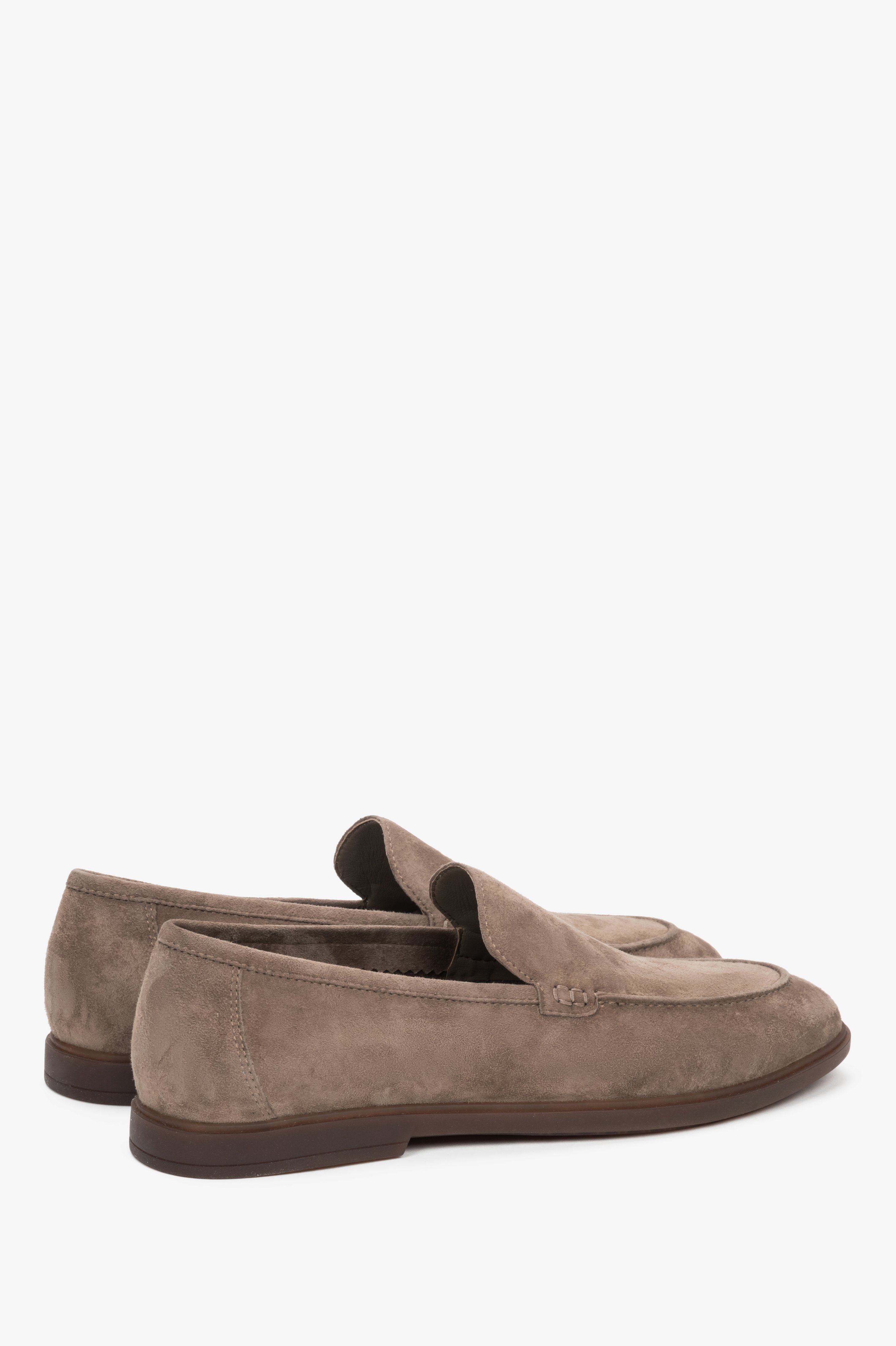 Męskie podłużne loafersy z weluru naturalnego w kolorze khaki Estro.