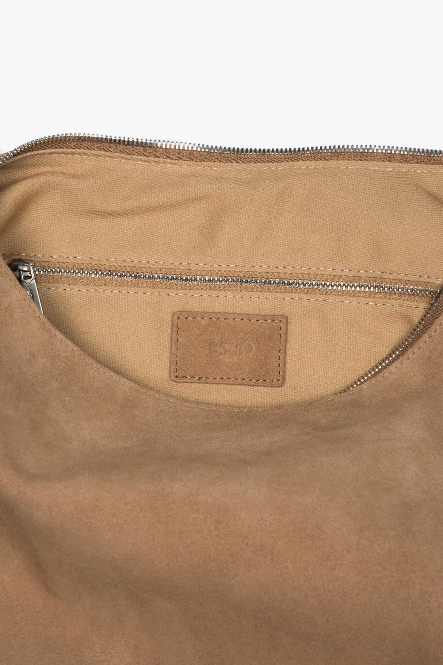 Pojemna beżowa shopperka damska z weluru naturalnego - zbliżenie na detale.