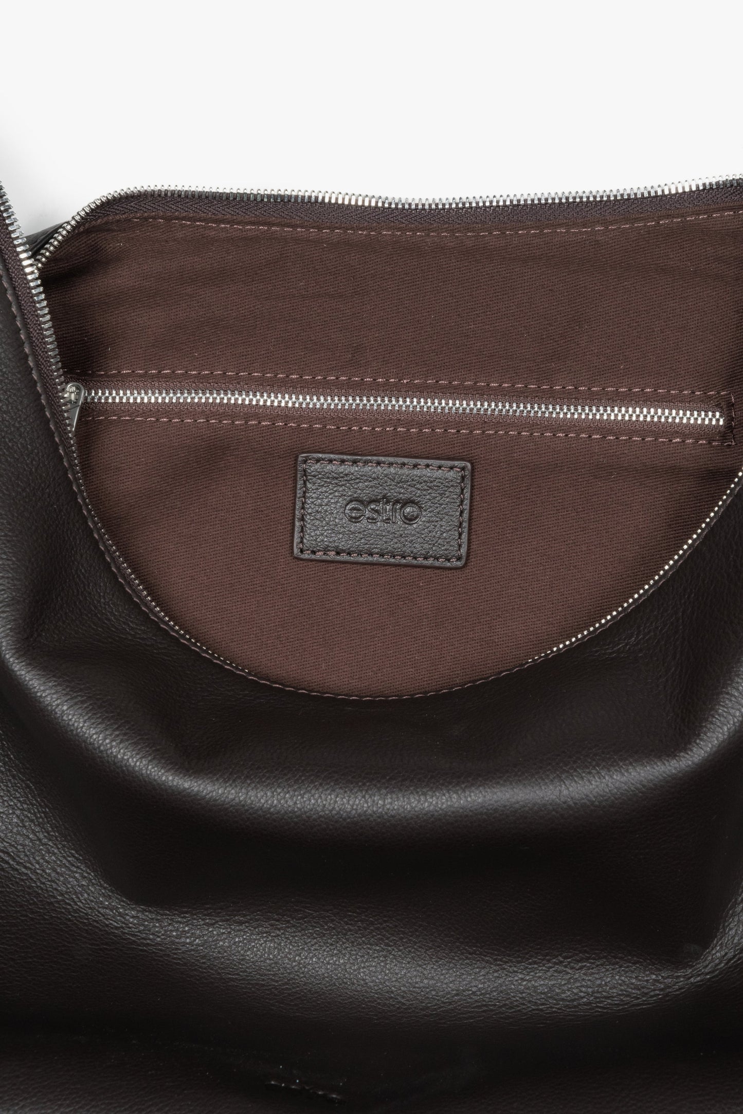 Damska pojemna ciemnobrązowa shopperka ze skóry naturalnej Estro - zbliżenie na detale.