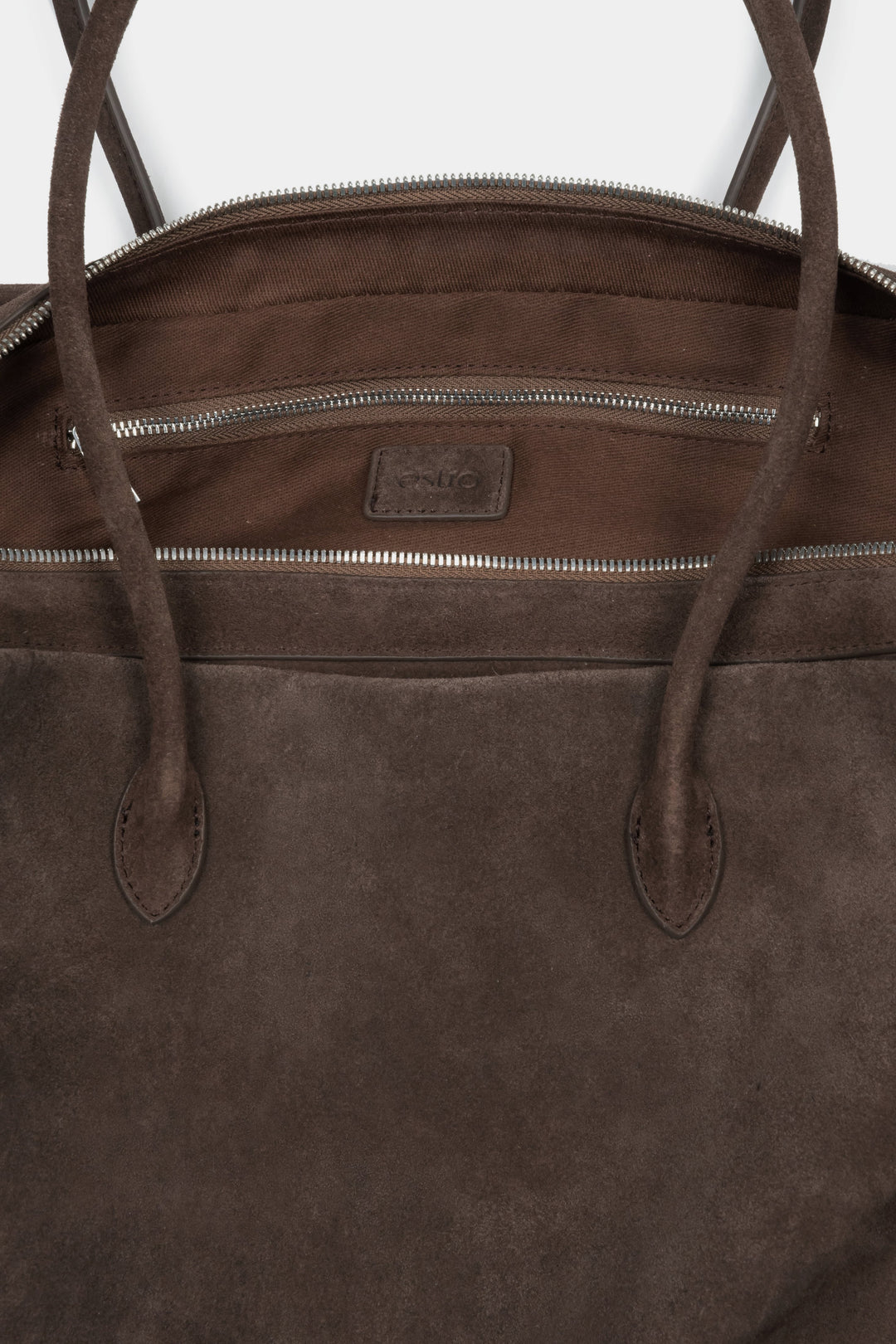 Pojemna ciemnobrązowa torba damska na ramię typu tote z weluru naturalnego.