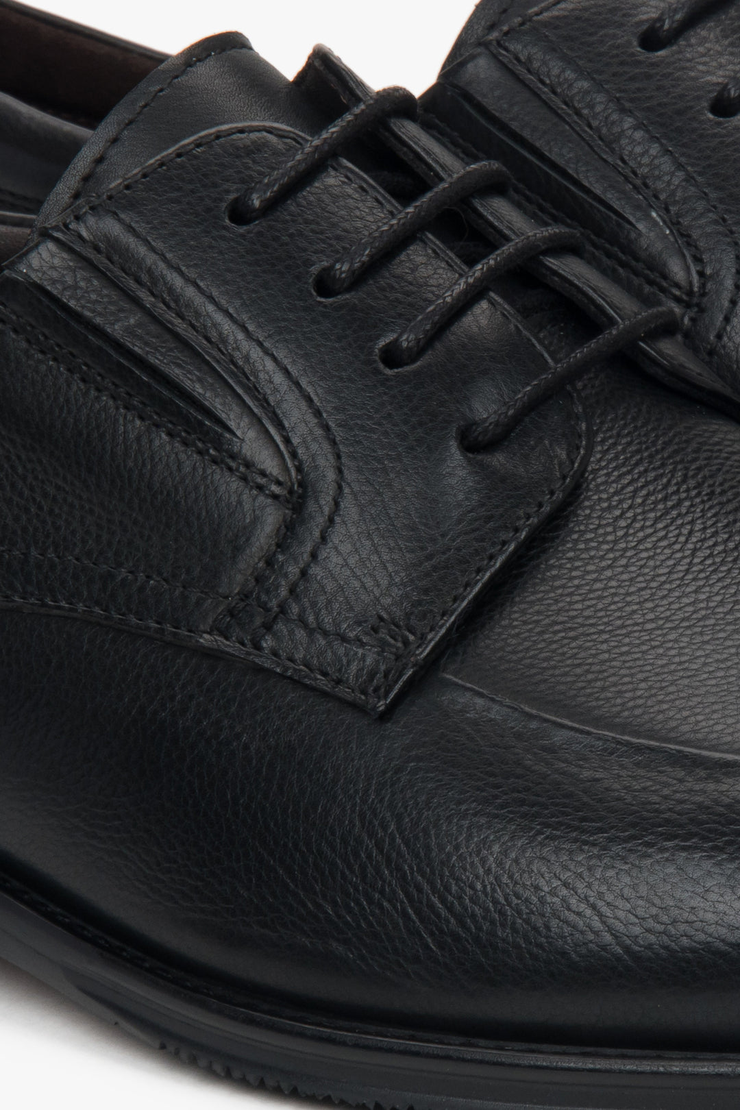 Czarne półbuty męskie Estro, typu derby, ze skóry naturalnej - zbliżenie na detale.