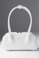 Poręczna biała torebka damska na ramię z lakierowanej skóry naturalnej Estro ER00119409.