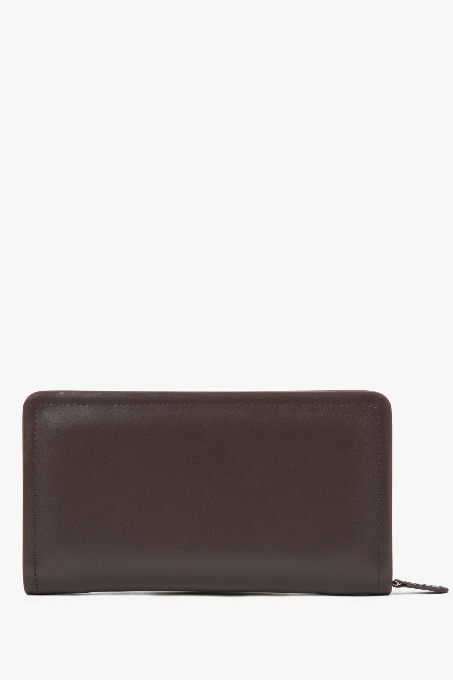 Elegancki portfel damski Estro w kolorze ciemnobrązowym zaprezentowany z przodu, podkreślający jego minimalistyczny design i zapięcie na suwak.