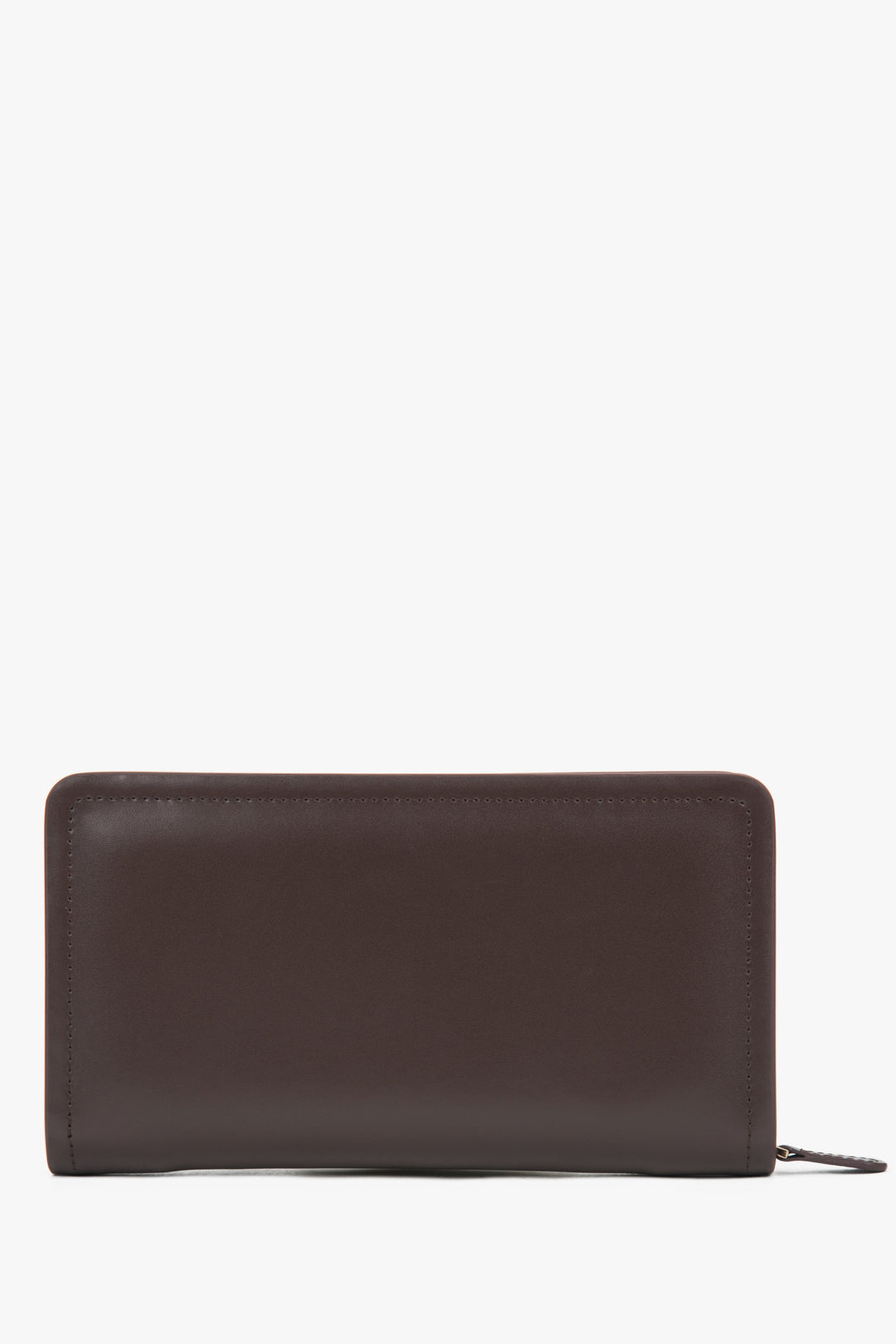 Elegancki portfel damski Estro w kolorze ciemnobrązowym zaprezentowany z przodu, podkreślający jego minimalistyczny design i zapięcie na suwak.