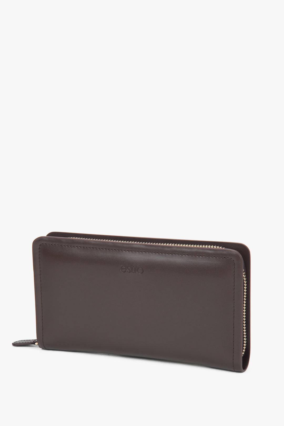 Zbliżenie na strukturę skóry naturalnej oraz tłoczone logo, podkreślające wysoką jakość wykonania.