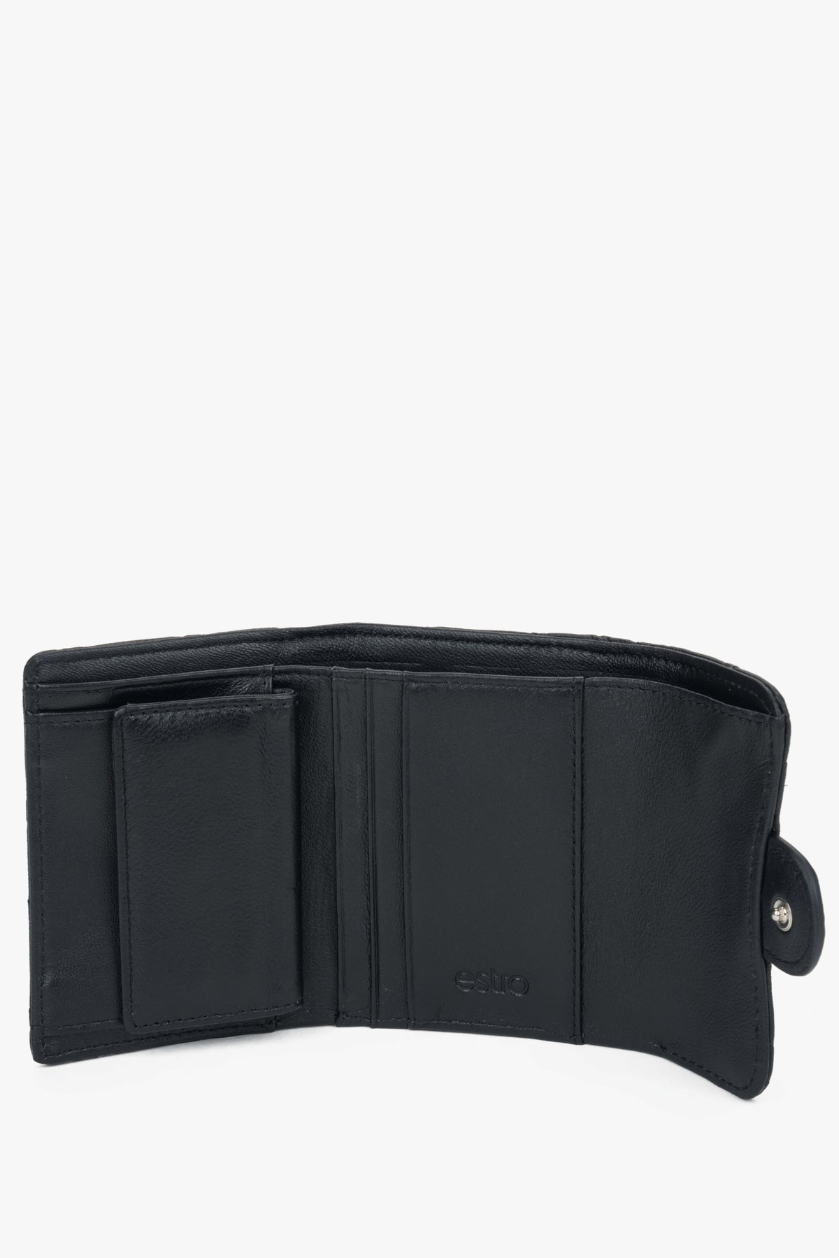 Elegancki mały portfel damski w kolorze czarnym, ozdobiony subtelnym tłoczeniem, model Estro ER00114475.