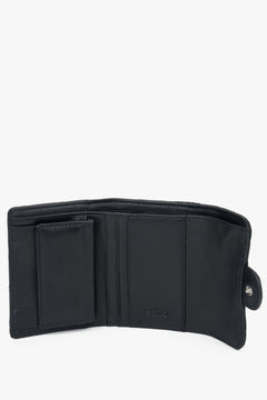 Elegancki mały portfel damski w kolorze czarnym, ozdobiony subtelnym tłoczeniem, model Estro ER00114475.