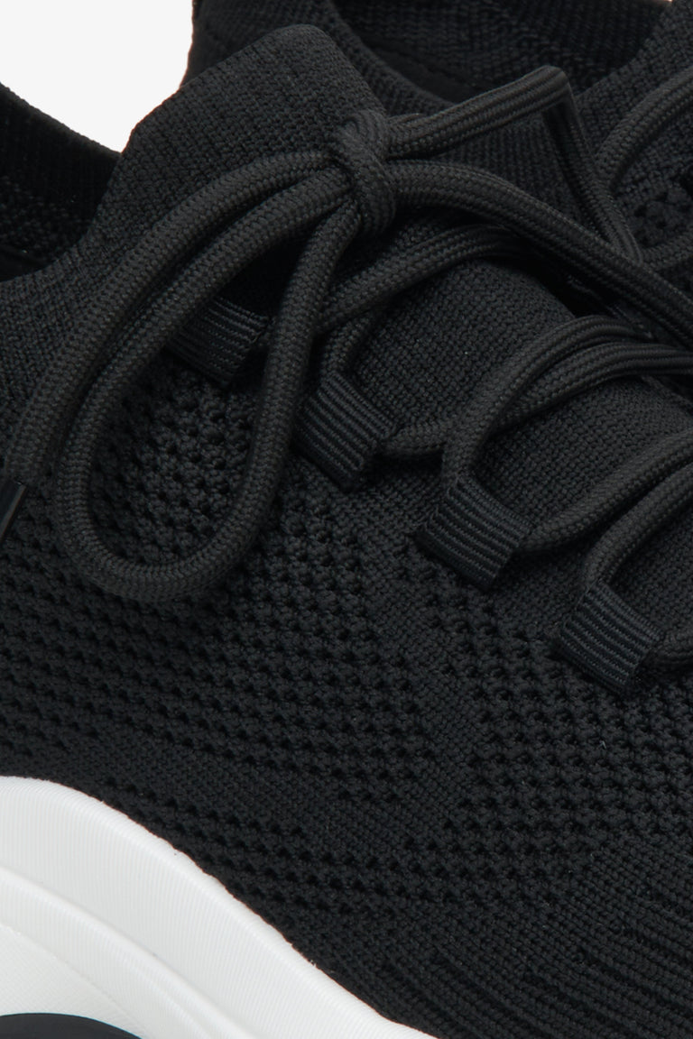 Buty sneakersy damskie czarne z materiału tekstylnego Estro - zbliżenie na detale.