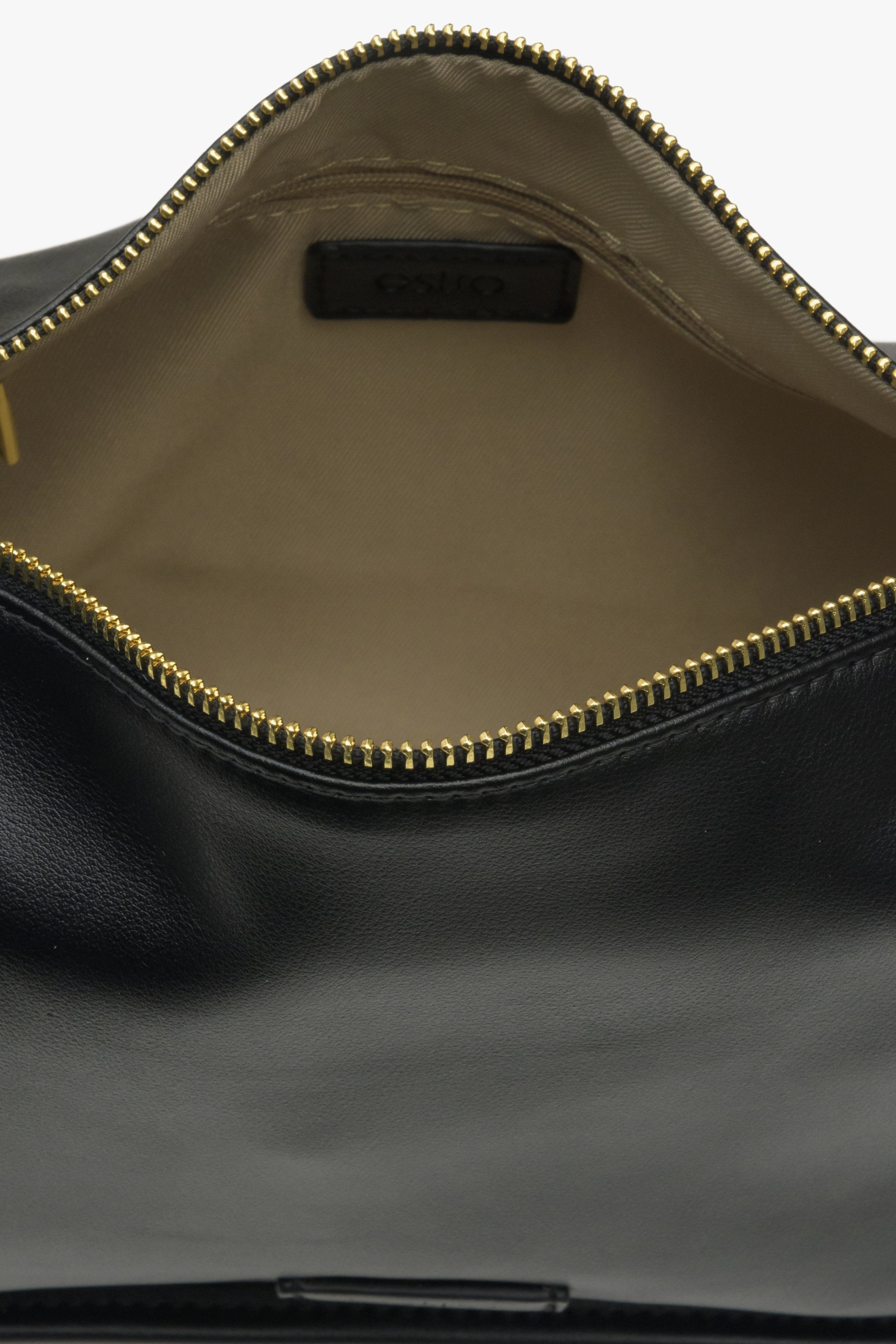 Skórzana torebka damska w kolorze czarnym Estro - zbliżenie na wnętrze modelu.