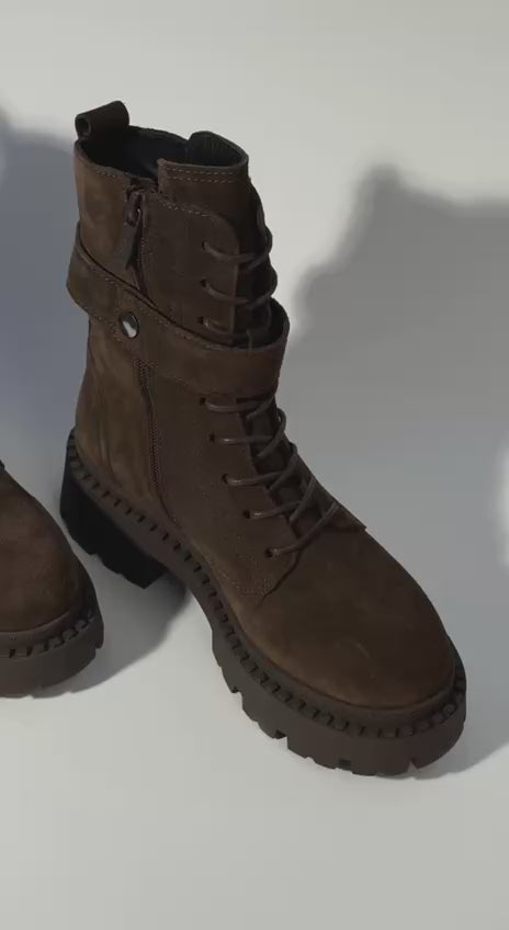 Ciemnobrązowe botki damskie na zimę z weluru naturalnego z ozdobnym pasem Estro ER00113910