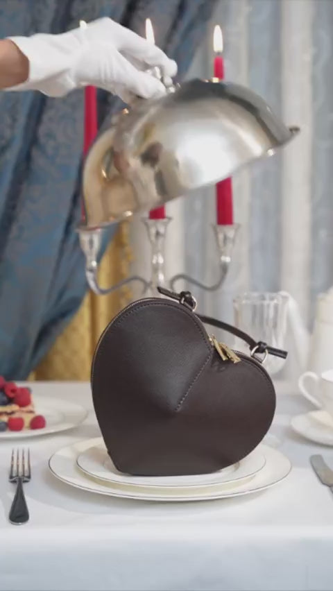 Mała ciemnobrązowa torebka damska w kształcie serca ze skóry naturalnej Estro ER00118339