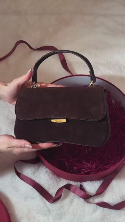 Mała ciemnobrązowa torebka damska typu kuferek z weluru naturalnego Estro ER00118722