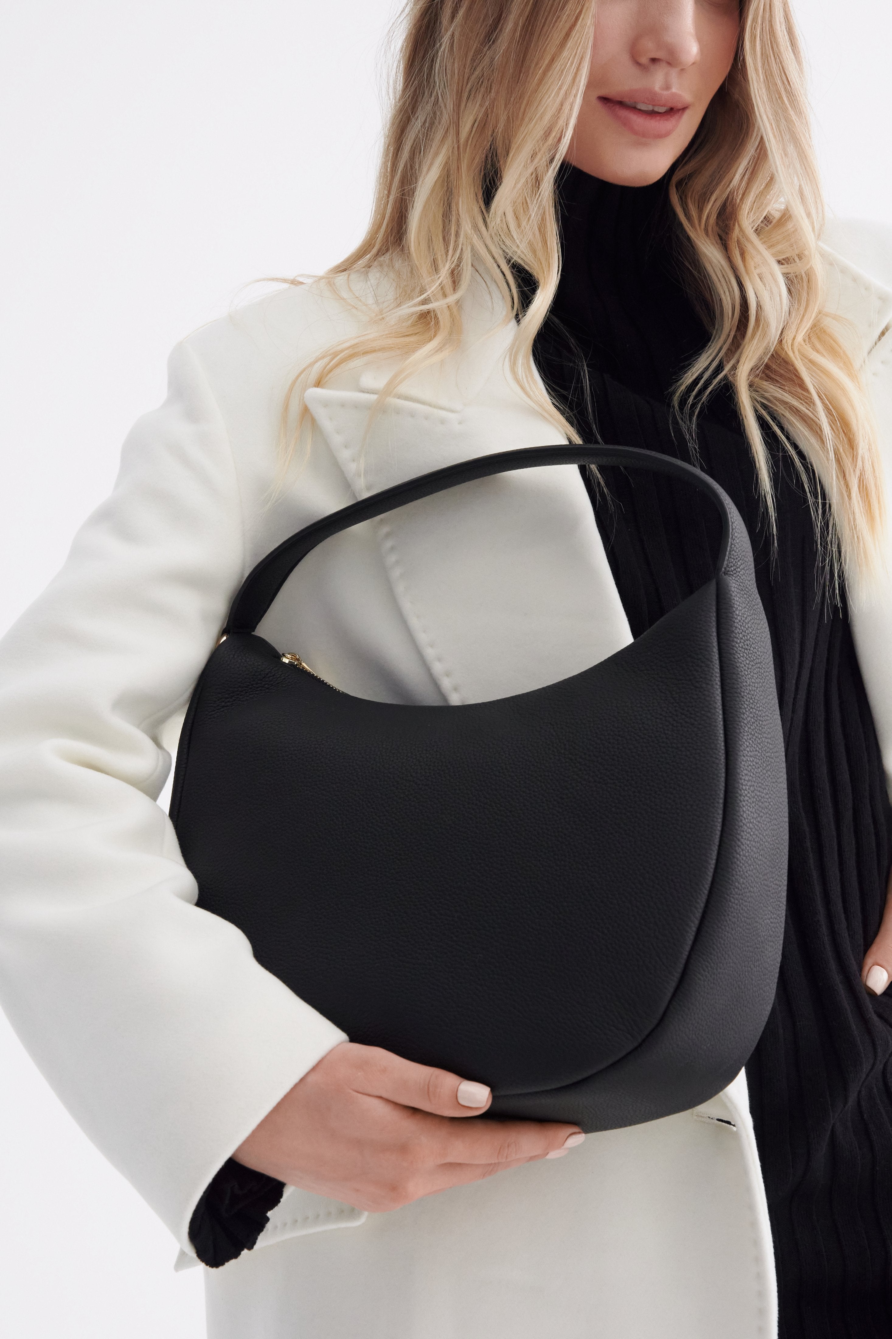 Skórzana czarna torebka damska do ręki Estro - pełna stylizacja modelu.