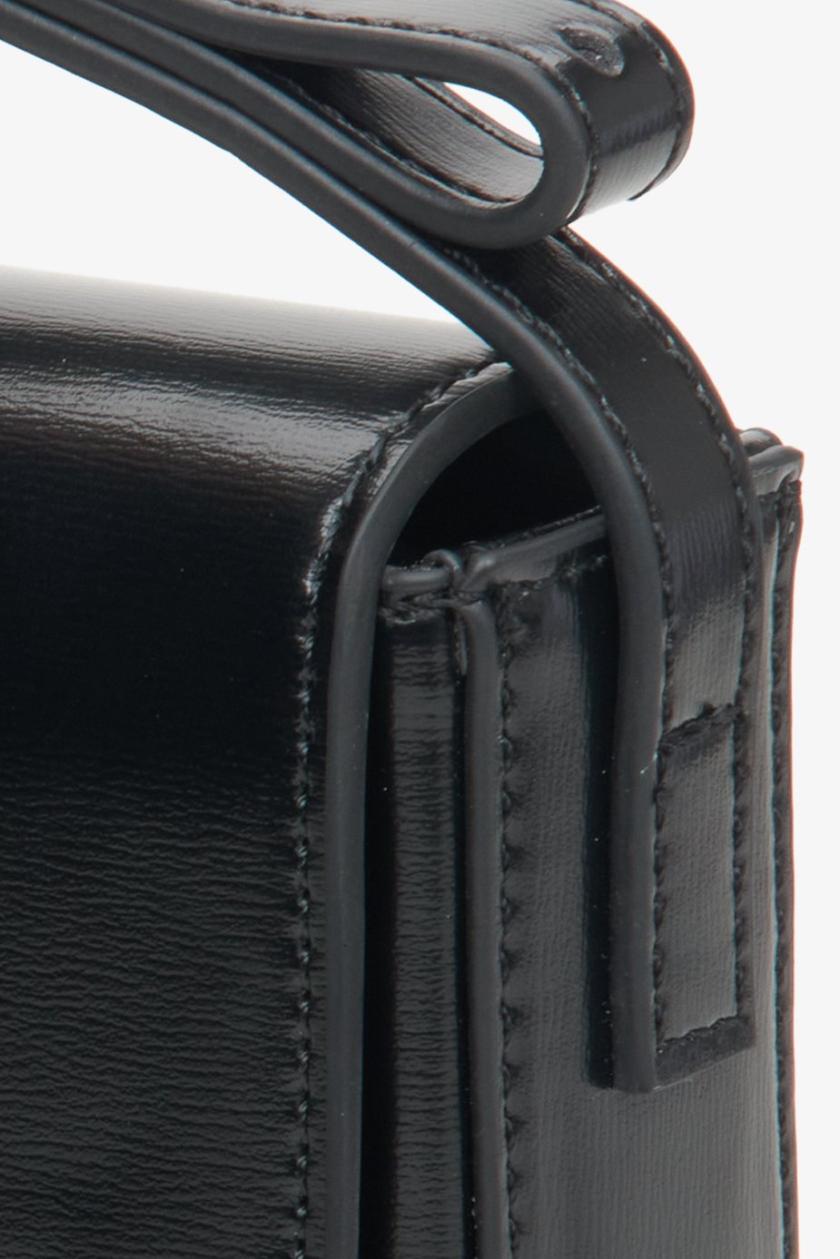 Skórzana torebka damska w kolorze czarnym na ramię Estro - zbliżenie na detale.